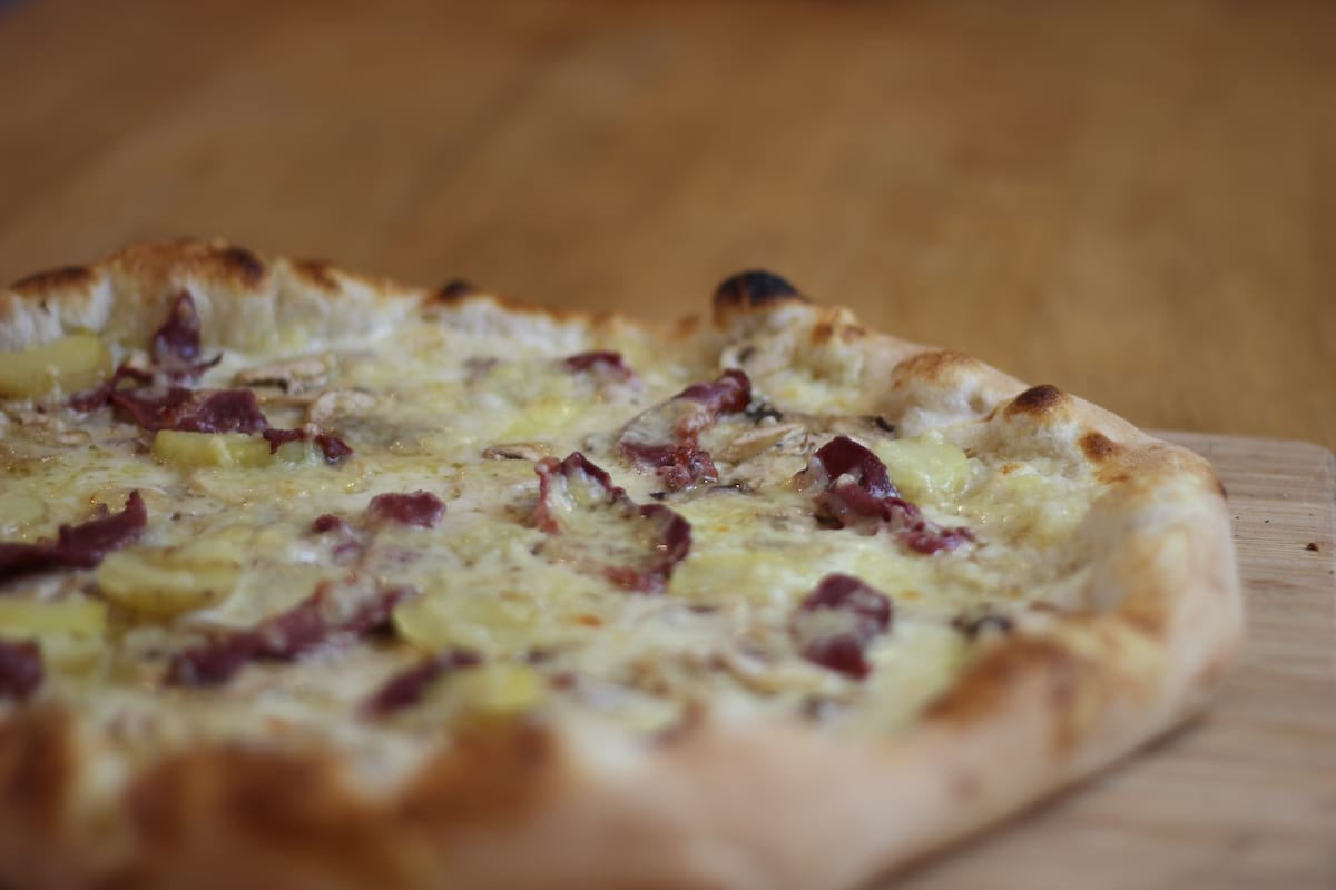 Pizza Gersoise garnie de Crème fraîche, Champignons, Pomme de terre, Magret de canard et Emmental français