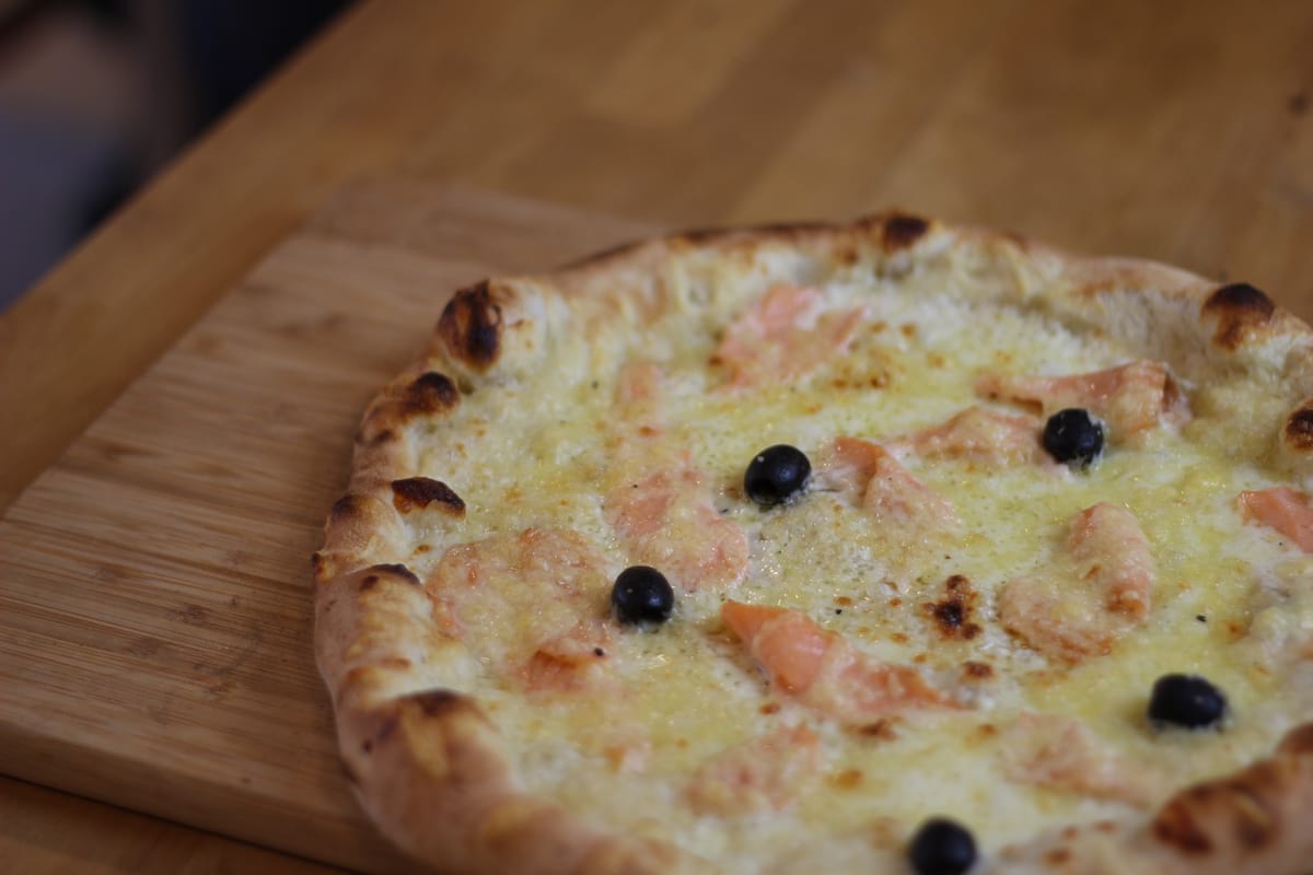 Pizza Norvégienne garnie de Crème fraîche, Saumon fumé et Emmental français